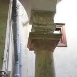 Al primo piano osserviamo altri tre archi retti su colonne tuscaniche... 